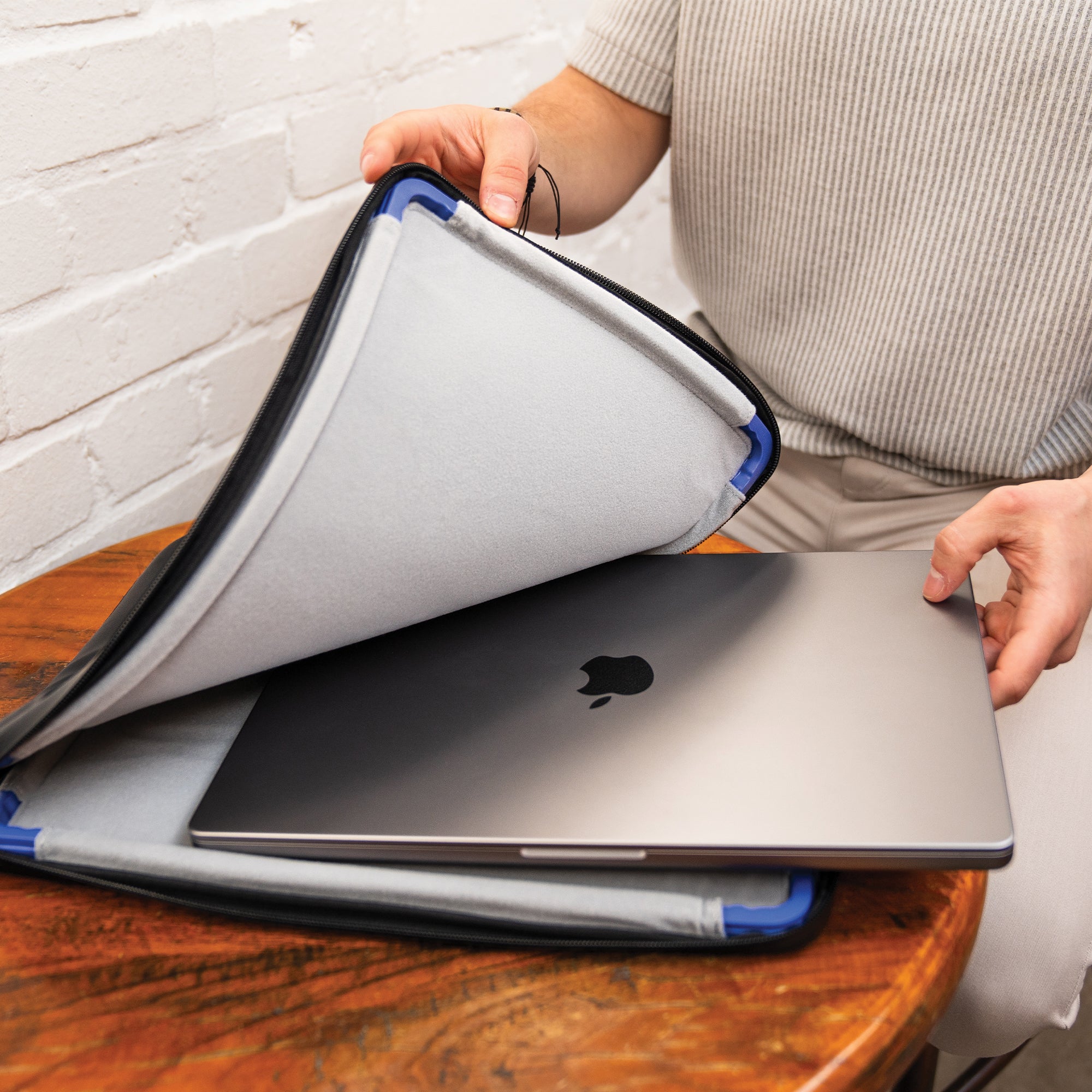 Mous MacBook Pro Sleeve With Handle